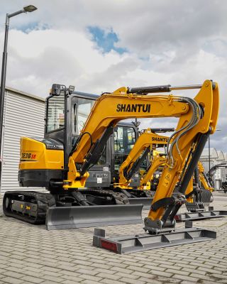 Jsme oficiálním zástupcem značky SHANTUI pro Českou a Slovenskou republiku!💥 Robustní stroje, na které se spoléhají...