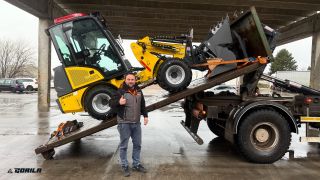 Pan Novák si nadělil krásný dárek pod stromeček – nový kloubový nakladač GORILA G1090T 💪🎄 Udělejte si taky radost. Vánoce...