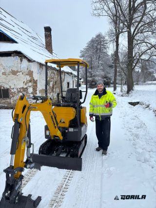 Pan Gregor se svým minibagrem Gorila G12 S I Lite – kompaktním a výkonným strojem pro každého, kdo potřebuje spolehlivého...