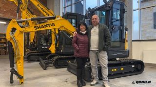 Náš dealer pan Koutský se svou zákaznicí při objednávce stroje SHANTUI SE27SR. 🤝 Jsme hrdí na to, že je GORILA oficiálním...